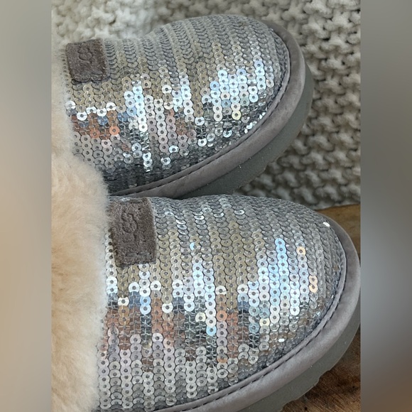 UGG kids slippers inside and outdoor silver sequin size 1 gentle used - Picture 6 of 7